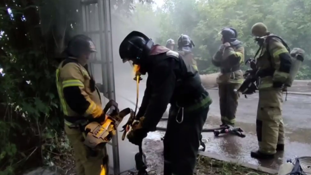 Пожар в коллекторе в Ижевске произошел по вине неизвестных лиц Кадр из видео пресс-службы ГУ МЧС России по Удмуртии