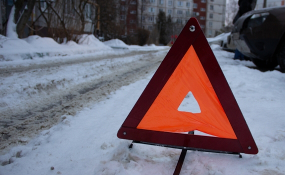 В результате этого сильного удара двух транспортных средств пострадало четыре человека