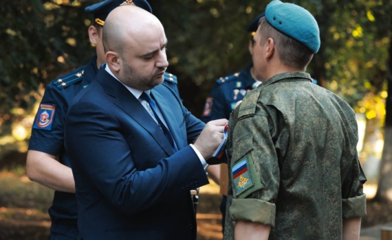Губернатор Федорищев поздравил военнослужащих соединения спецназначения с Днем Государственного флага РФ