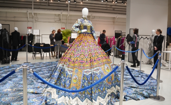 Платья на зиму 2025-2026: отголоски Анны Болейн и обаяние ревущих двадцатых Платья на зиму 2025-2026: отголоски Анны Болейн и обаяние ревущих двадцатых