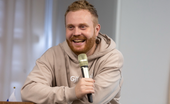 Стендап-комик Евгений Чебатков призвал выбрать Томск в голосовании за Молодежную столицу России