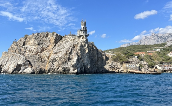 Куда поехать на море без загранпаспорта: места в Крыму, которые стоит увидеть хотя бы раз Куда поехать на море без загранпаспорта: места в Крыму, которые стоит увидеть хотя бы раз
